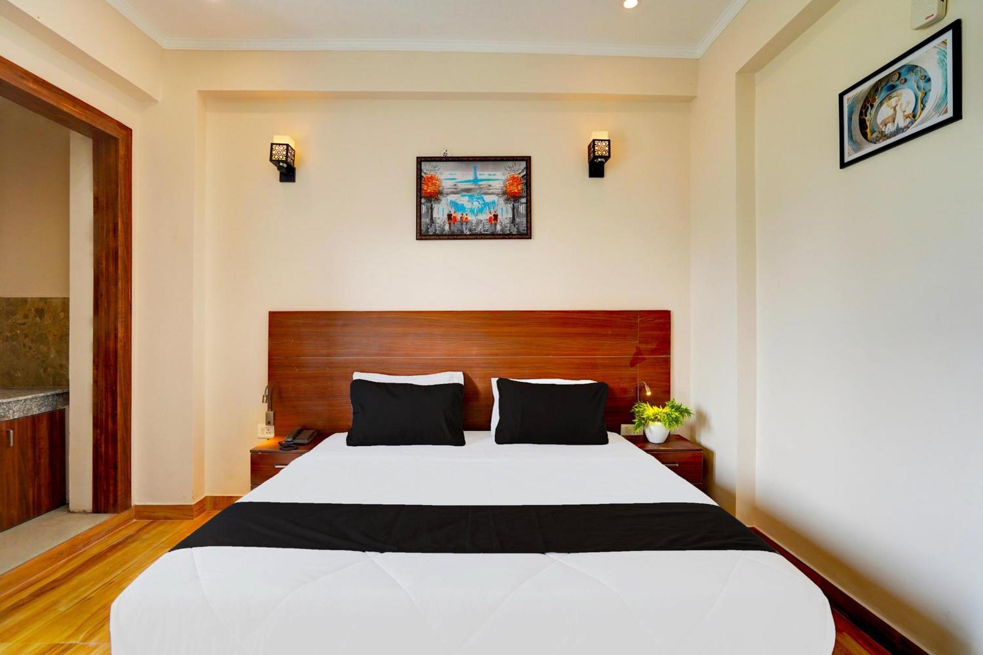 Super Hotel O The Viraaj Banquet & Hotel Ghaziabad Esterno foto