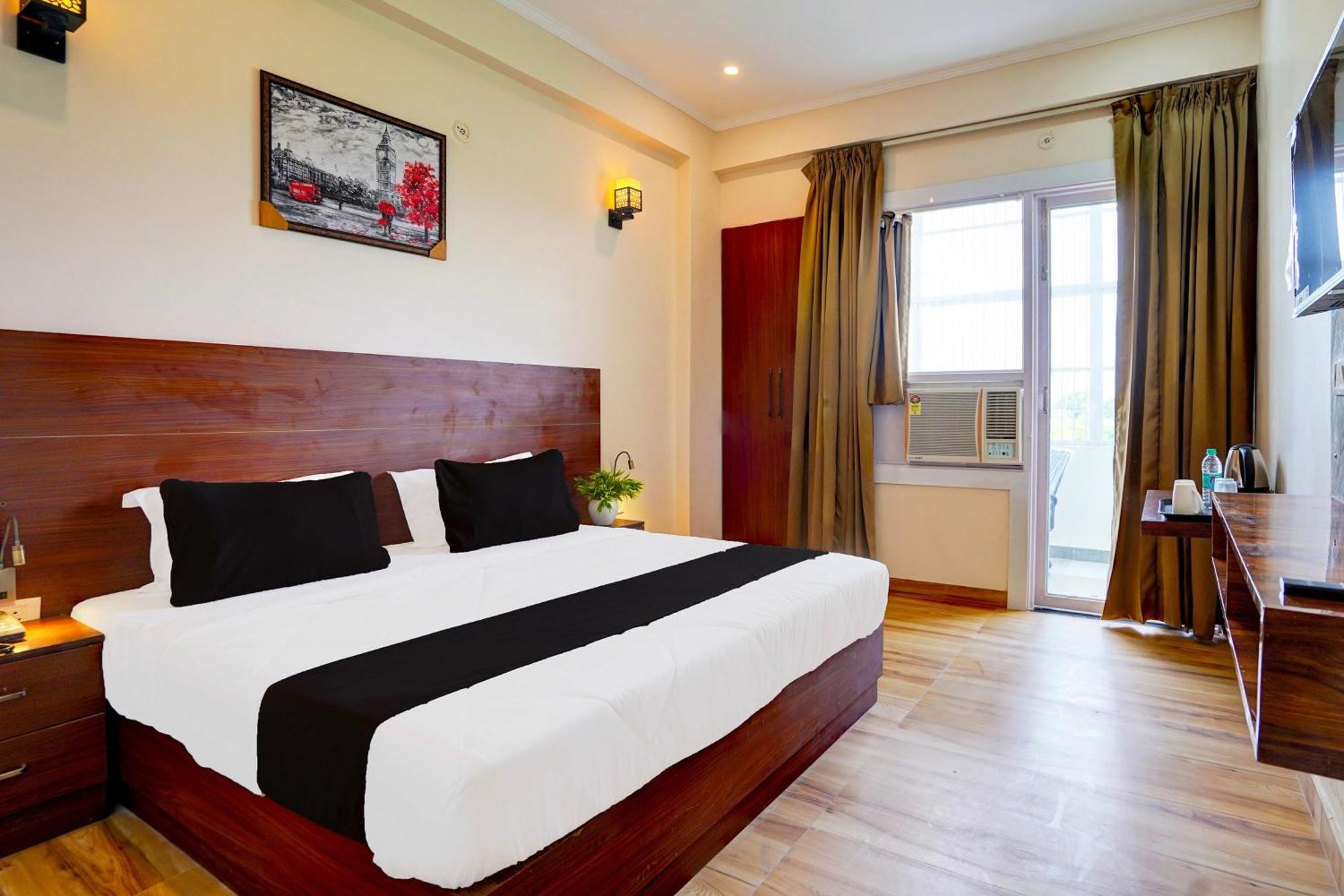Super Hotel O The Viraaj Banquet & Hotel Ghaziabad Esterno foto